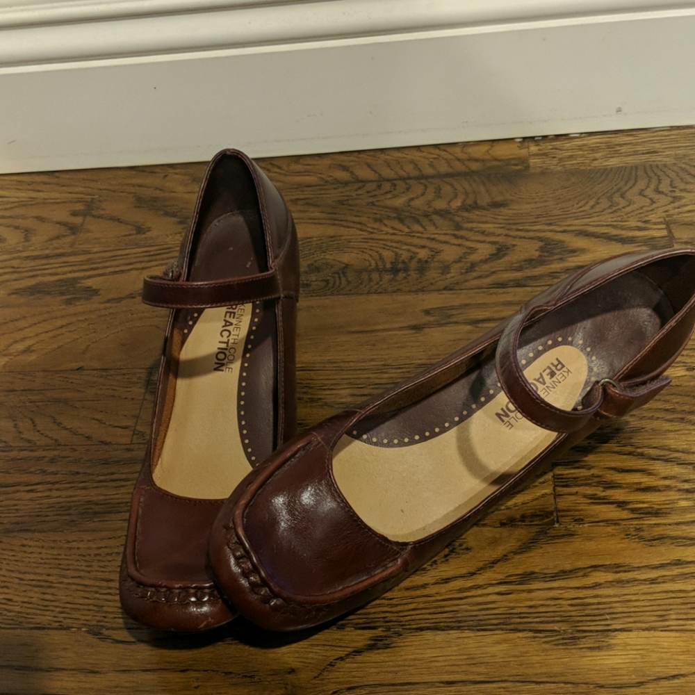 Women's Kenneth Cole reaction burgundy shoes